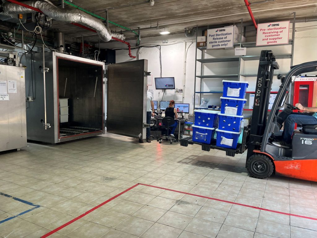 תהליך עיקור וסטריליזציה בגז EtO למכשור רפואי במתקן תריג