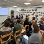 תמונת קהל עם מלכי